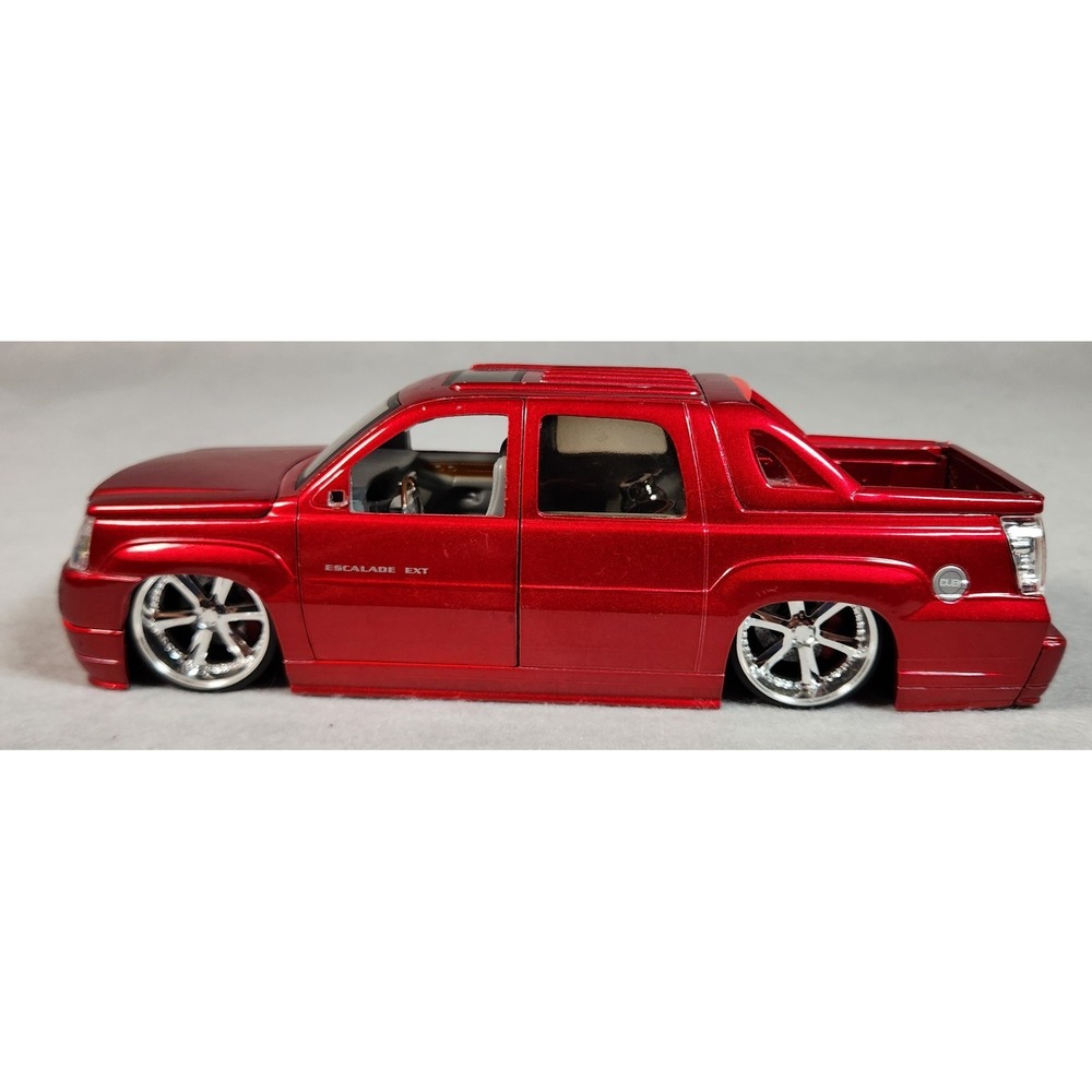 Jada DUB City 1:18 2002 Cadillac Escalade EXT Red Diecast Lowrider - No Mirrors